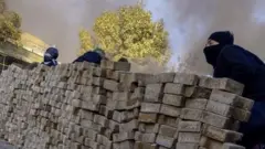 Mahabad'da güvenlik güçlerinin işgaline karşı direnişten paylaşılan bir görüntü