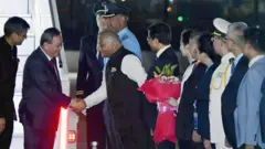 दिल्ली में ली चियांग का स्वागत करते पूर्व सेनाध्यक्ष वीके सिंह