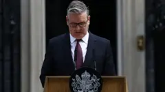 Premier Wielkiej Brytanii Keir Starmer reaguje podczas oświadczenia dotyczącego swojej politycznej przyszłości przed siedzibą przy Downing Street 10 w Londynie, rano 22 czerwca 2026 roku. 
