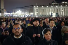 Fiéis participam de uma cerimônia religiosa na Praça São Pedro, enquanto o papa continua o tratamento no Hospital Gemelli, no Vaticano, em 24 de fevereiro de 2025