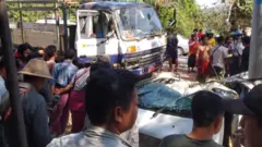 ကားကျော်တက်ပြီး ယာဉ်ကြောထဲ ပြန်ဝင်ချိန်မှာ ကားတိုက်မှု ဖြစ်ခဲ့