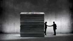 গার্ডিয়ানের রিপোর্টে বলা হয়েছে শেখ হাসিনার ঘনিষ্ঠরা যুক্তরাজ্যে সম্পত্তি ক্রয় করতে বিপুল অর্থ ব্যয় করেছেন।