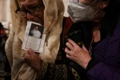 Fiéis se emocionam com morte de Fransisco