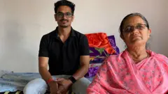 डॉ. महेश त्यांची आई गयाबाई नागरगोजे यांच्यासोबत.
