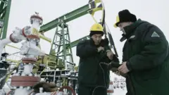 Рабочие на месторождении ЮКОСа под Нефтеюганском в 2004 году