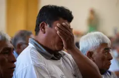 Percy Meza se emociona en medio de la misa realizada en Catacaos.
