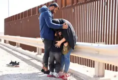 Colombianos na fronteira entre os Estados Unidos e o México.