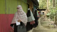 বাড়ি বাড়ি গিয়ে প্রচারণা চালাচ্ছেন স্থানীয় জামায়াতে ইসলামীর নারী কর্মীরা