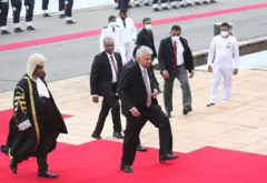 ජනාධිපති රනිල් වික්‍රමසිංහ "ඡන්ද කල් දැමීම අරමුණු කර ගනිමින් ශ්‍රේෂ්ඨාධිකරණයේ මතය යටපත් කිරීමේ උත්සහයක නිරත වන බවට දේශපාලන විශ්ලේෂකයෝ පෙන්වා දෙති.