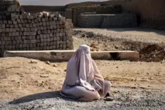 یوه مېرمنه سوال ته ناسته ده