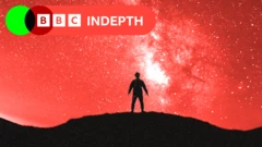 Image traitée d'une personne se tenant sous la galaxie