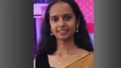 ਸੀਆ ਗੁਲੇਰੀਆ ਦੀ ਪੁਰਾਣੀ ਤਸਵੀਰ ਜਿਸ ਵਿੱਚ ਉਹ ਸਾੜੀ ਪਹਿਨੀ ਖੜ੍ਹੀ ਹੈ ਅਤੇ ਮੁਸਕਰਾ ਰਹੀ ਹੈ।