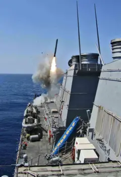 Un destructor disparando un misil Tomahawk en 2011 durante los ataques contra Libia.