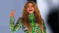 Shakira veste macacão com as cores do Brasil