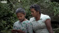 ''දවල්ට ඔන්ලයින් පන්ති තිබුණොත් කිලෝමීටර් 5ක් විතර කන්ද මුදුනට අම්මත් එක්ක යනවා.''