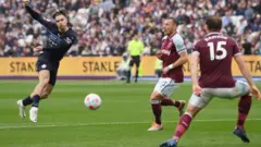 أشعل مانشستر سيتي قمة الدوري الإنجليزي الممتاز