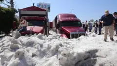 أدى سقوط حجارة البرد بشكل غير عادي لتغطية أنحاء من مدينة مكسيكية بجليد وصل ارتفاعه حتى المتر والنصف.