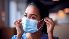માસ્ક પહેરેલાં મહિલા