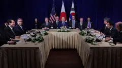 윤석열 대통령과 조 바이든 미국 대통령, 기시다 후미오 일본 총리가 13일 캄보디아 프놈펜에서 한미일 정상회담을 하고 있다