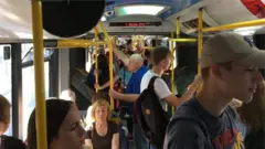 Ljudi u autobusu gradskog prevoza u Beogradu