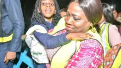 Abike Dabiri n ki awọn arinrinajo lati South Africa kaabọ