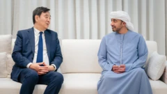 ژای جون، فرستاده چین در امور خاورمیانه، با عبدالله بن زاید آل نهیان، وزیر امور خارجه امارات متحده عربی، دیدار کرد
