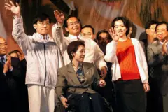 2000年3月18日晚，当选总统陈水扁（后排中间）与家人站在台上，向在台湾总统选举中投票支持民进党的选民致谢。前排就座的是他的妻子吴淑珍，左边是21岁的儿子陈致中，右边是23岁的女儿陈幸妤。最后选举结果公布后，超过100万人聚集在民进党总部外的街道上，庆祝民进党赢得总统大选，结束了台湾长达50年的国民党统治。 