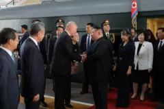 김정은 위원장을 환영하는 중국 인사