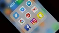 ਮੋਬਾਈਲ ਫੋਨ ਵਿੱਚ ਸੋਸ਼ਲ ਮੀਡੀਆ ਪਲੇਟਫਾਰਮਾਂ ਦੇ ਲੋਗੋ