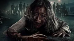 Poster film Vina: Sebelum 7 Hari yang menunjukkan aktris Nayla Purnama sebagai Vina dalam keadaan terluka di jalan.