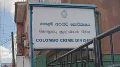 තමාව අත්අඩංගුවට ගැනීම සඳහා මාතර මහේස්ත්‍රාත් අධිකරණය නිකුත් කරන ලද නියෝගයට එරෙහිව දේශබන්දු තෙන්නකොන් අභියාචනාධිකරණය හමුවේ ගොනුකර ඇති රීට් පෙත්සම සම්බන්ධ තීන්දුව අද (මාර්තු 17 වැනිදා) නිකුත් කිරීමට නියමිතව ඇත.