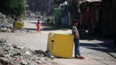 በጋዛ ውስጥ የእስራኤል ኃይሎች ቦታዎችን የሚለዩባቸው ቢጫ የኮንክሪት አምዶች 