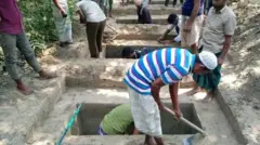 পারিবারিক কবরস্থানটিই একসঙ্গে পরিবারের সবার শেষ ঠিকানা হয়ে উঠলো