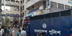 আদালতে প্রিজন ভ্যানে আসামিদের নেয়া হচ্ছে 