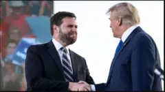 Aworan Trupm ati JD Vance ti wọn n bọ ara wọn lọwọ