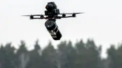 Drone de fibra óptica durante o voo com árvores ao fundo