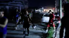 Dezenas de manifestantes carregando panelas e frigideiras correm pelas ruas de Havana à noite em protesto contra a recente escassez de energia