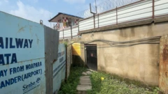 এই পথ দিয়েই নামাজিরা মসজিদে যাতায়াত করতেন
