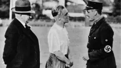 تصویر هالورسن (وسط) که قبل از بازگشت به زادگاهش در نروژ، ستاره تیم هامبورگ بود