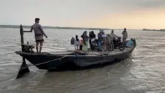 পদ্মা নদীর মাঝে জেগে ওঠা চরের দিকে চলেছে নৌকা। ওই সব চর এলাকার বহু মানুষ ভিন রাজ্যে কাজ করতে চলে যান