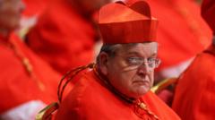 O cardeal Raymond Burkeroleta generatorcerimônia da Igreja