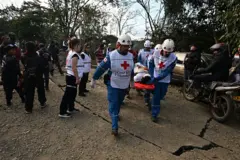 Un grupo de personal médico rescata a sobrevivientes del atentado.