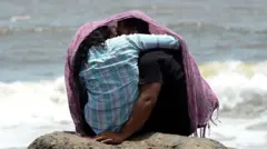 সমুদ্রতীর চুম্বনরত এক দম্পতি