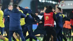 A Trabzonspor supporter enta di pitch