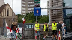 Członkowie ruchu „Ruch Obrony Pogranicza” (ROG) pełniący funkcję nieoficjalnego „patrolu obywatelskiego” na granicy polsko-niemieckiej w Słubicach 
