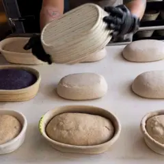 Tigelas com pão de fermentação natural em preparação