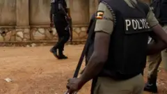 Ifoto igaragaza mu bitugu h'abapolisi ba Uganda