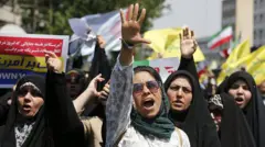 تجمع اعتراضی حامیان جمهوری اسلامی در میدان انقلاب تهران