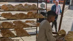 عامل في مخبز