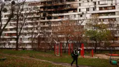 Pogođena zgrada u kijevskoj oblasti u ruskom napadu 25. novembra 